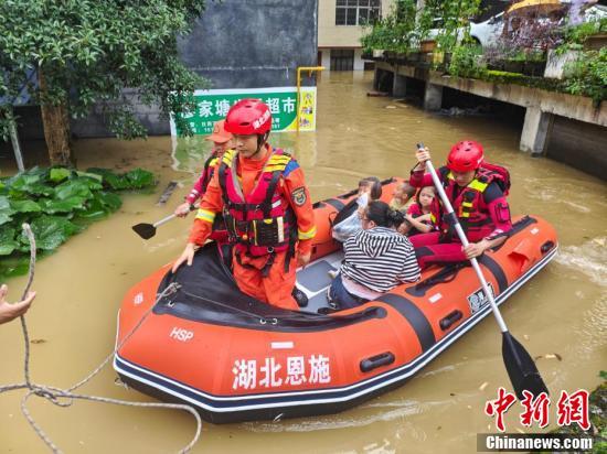【中新网】客户端｜湖北咸丰遭遇暴雨袭击 紧急转移近2万人