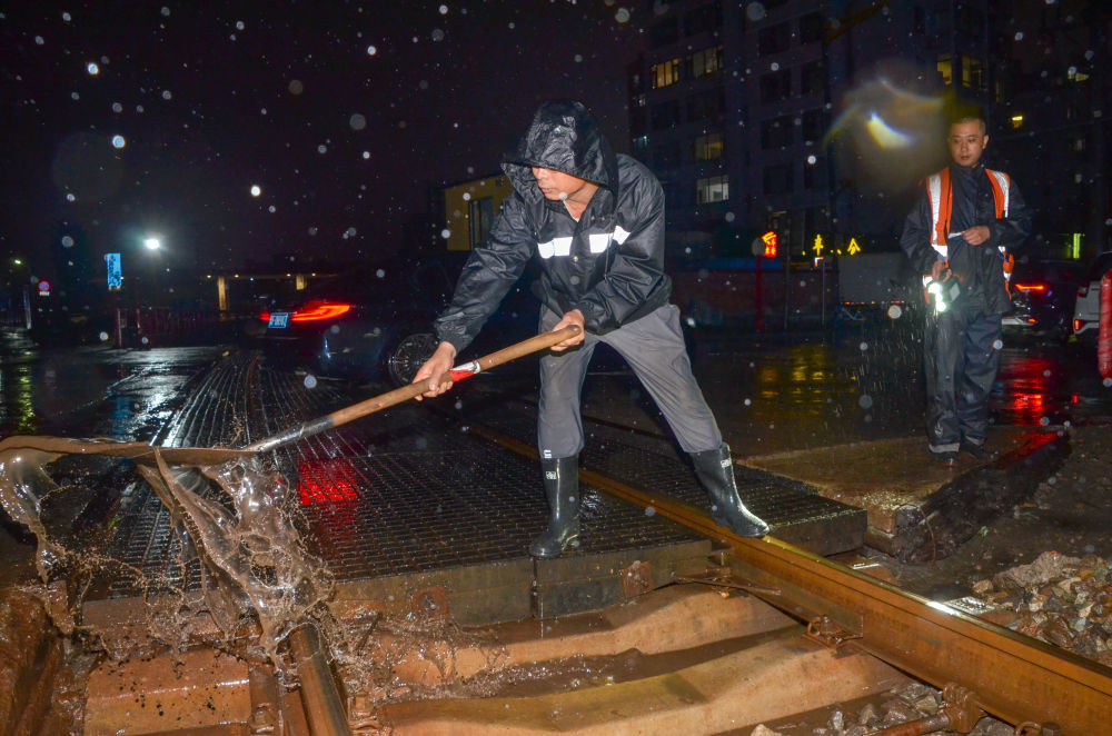 【新华社】多地暴雨来袭 各方全力应对