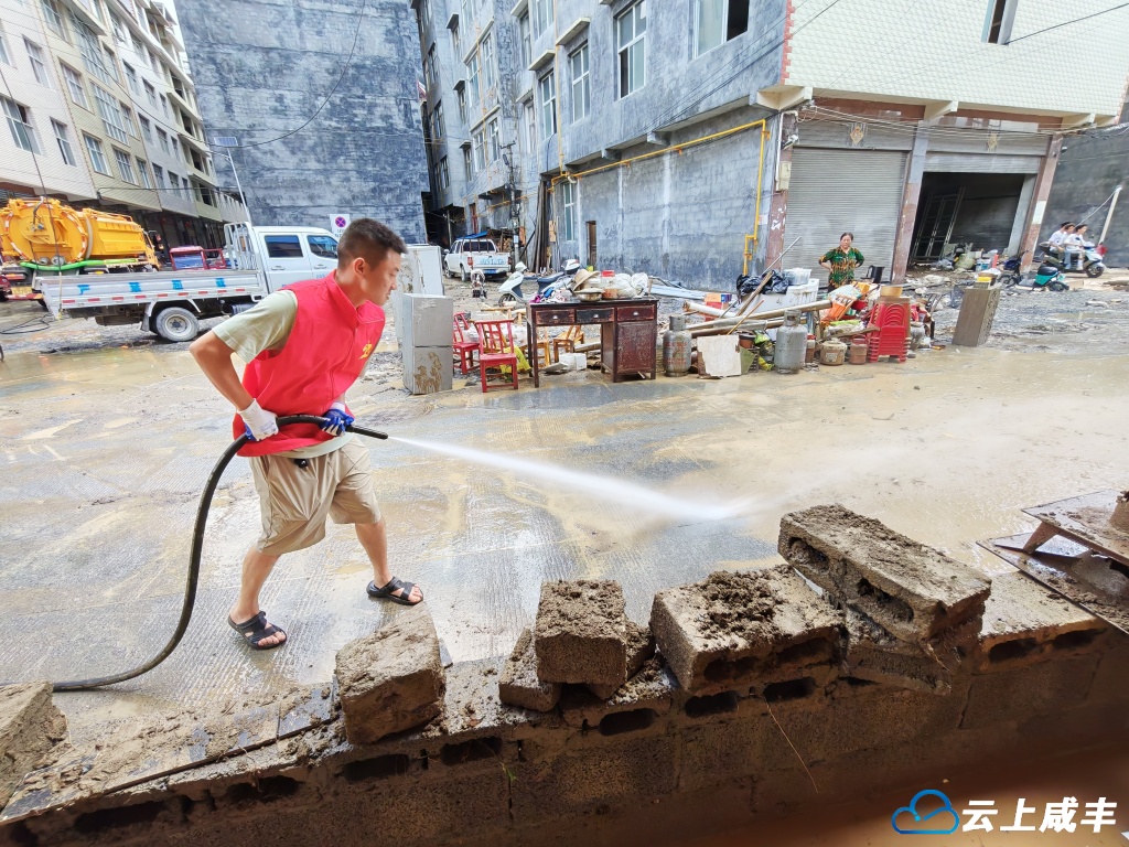 县水利局干部职工进网格开展灾后清淤工作