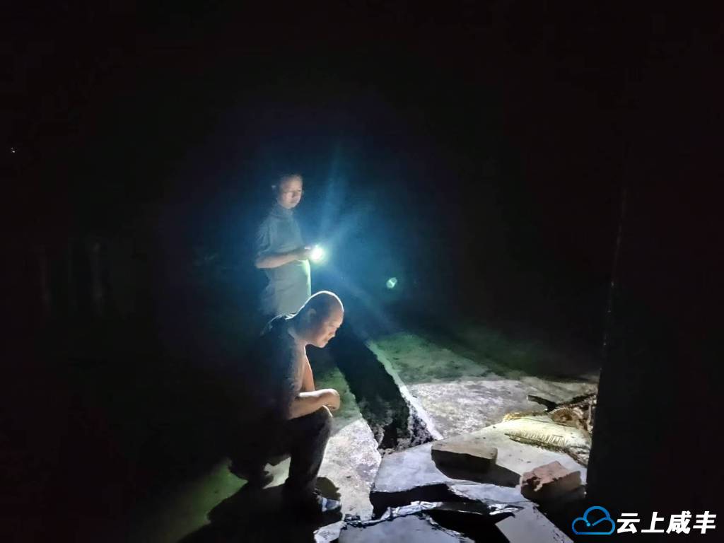 与时争锋筑防线——县自然资源和规划局党员干部防汛救灾在一线