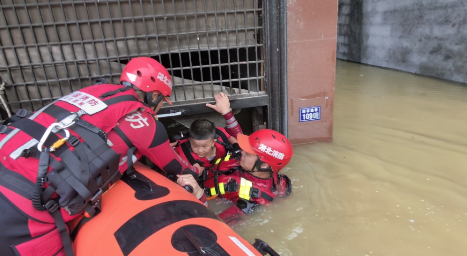 【人民日报】客户端｜湖北咸丰遭遇强降雨险情，已转移受灾群众1.8万余人