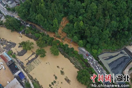 【中新网】客户端｜强降雨来袭 恩施州交通公路部门联合打通“生命线”