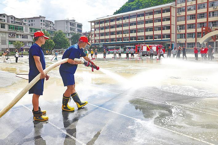 【人民日报】客户端｜干群携手清淤自救 咸丰灾后恢复迅速