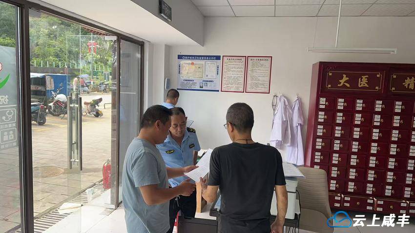 县市场监管局开展灾后食品药品安全检查