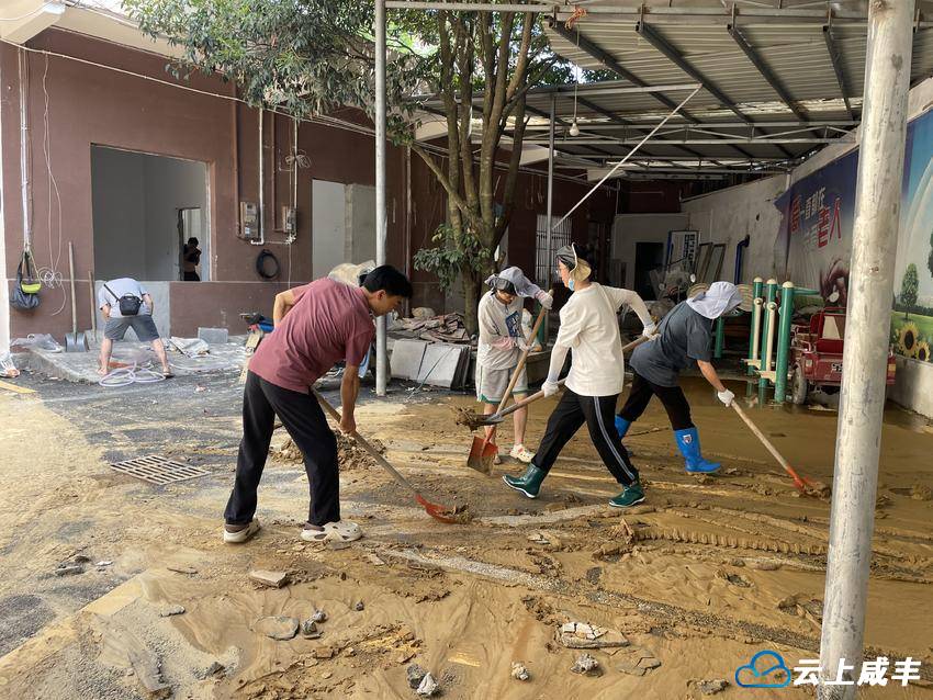 县总工会：清淤保畅护家园