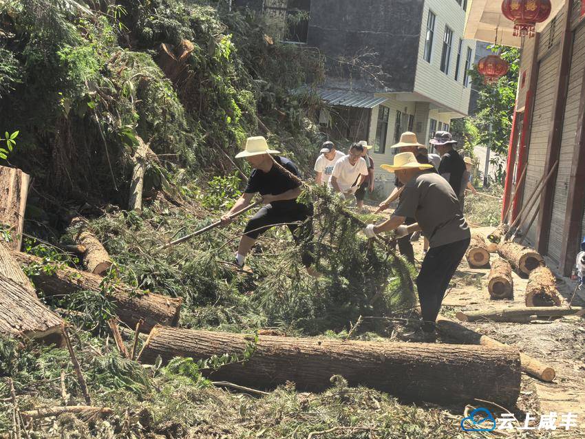 县人大常委会组织干部职工到小模社区排险救灾