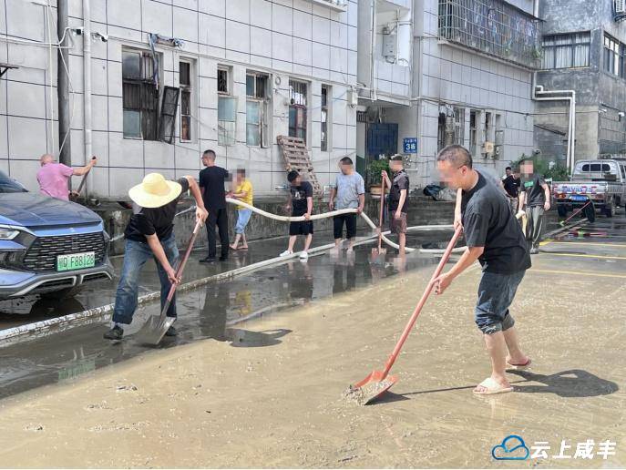 一群特殊志愿者投身灾后重建