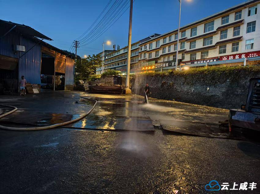 县委政法委干部职工抢险救灾