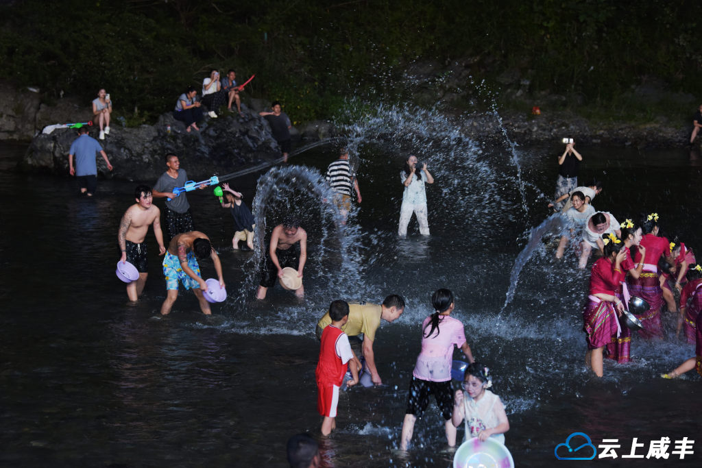 泼水狂欢享清凉