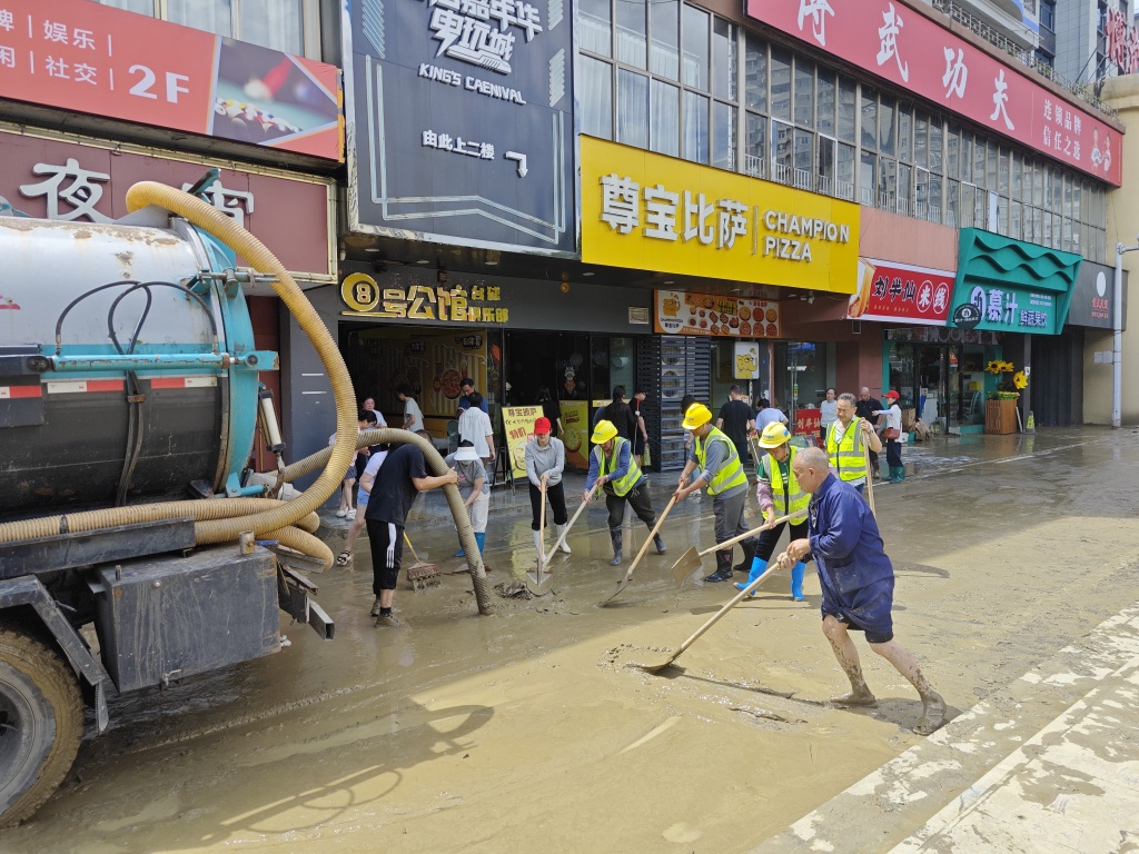 【人民日报】客户端｜湖北咸丰：暴雨突袭，他们火速驰援