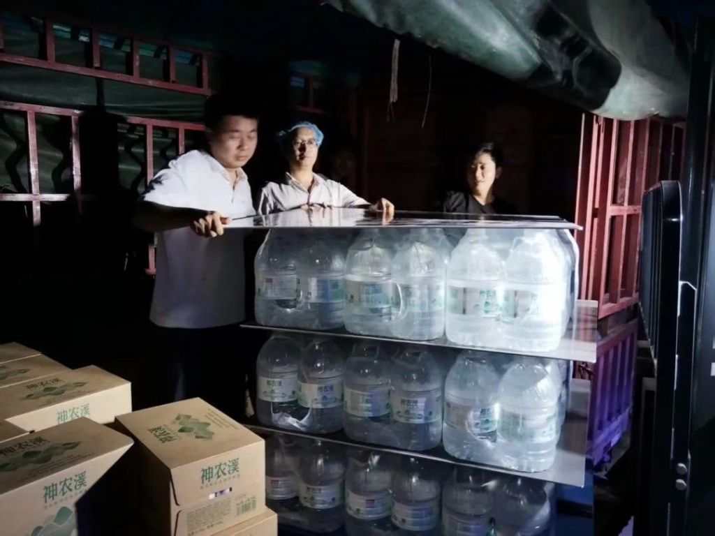 【学习强国】“神农溪”星夜驰援咸丰、宣恩捐赠18吨“生命补给”