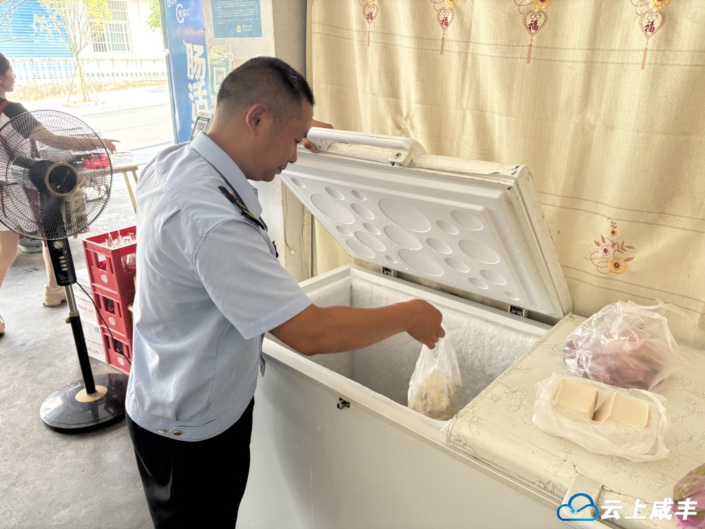 县市场监管局开展夏季餐饮食品安全“护航行动”