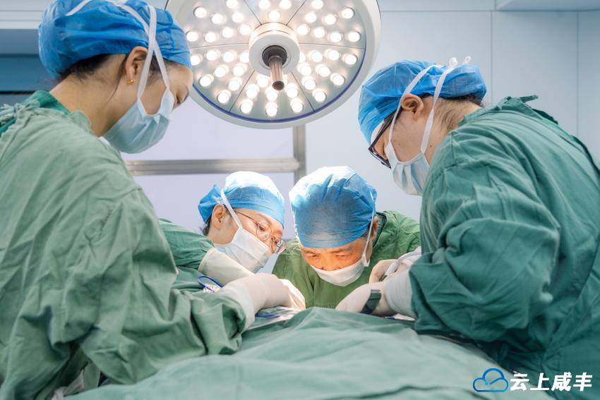 州中心医院到咸丰开展健康交流与业务帮扶活动