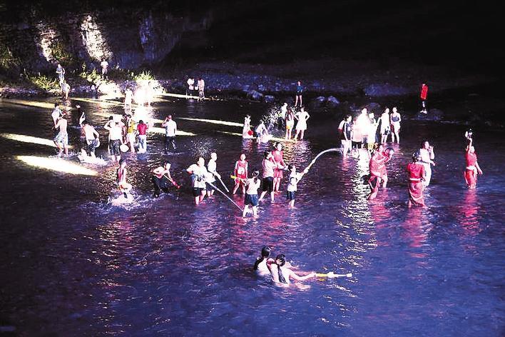 【湖北日报】咸丰：来一场泼水的狂欢