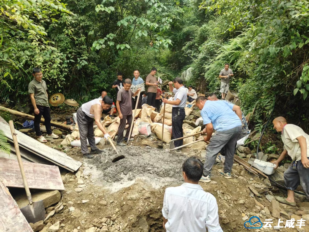 暴雨冲毁蓄水池 活龙坪乡干群4天抢修保民生