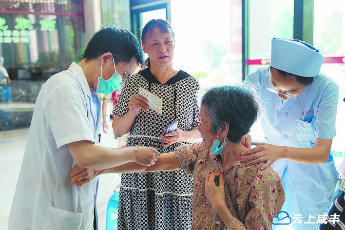 【恩施日报】“贴”心服务 ——咸丰县中医医院经典贴方惠及各类人群