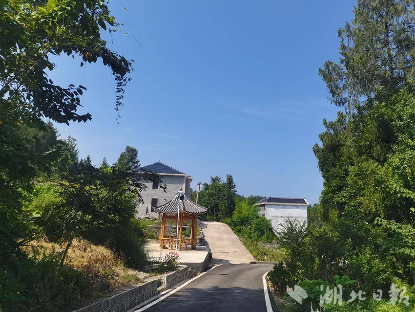 【新华社】客户端｜路宽了 心通了 产业活了——湖北咸丰县老里坝村