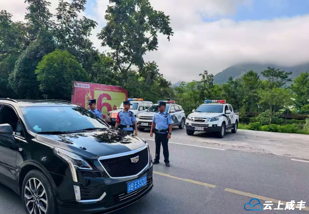 咸丰、黔江警方联合整治交通违法行为