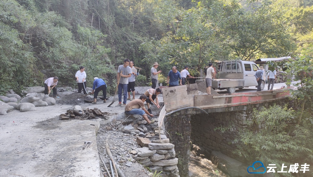 活龙坪乡村民挥汗自发修缮便民桥