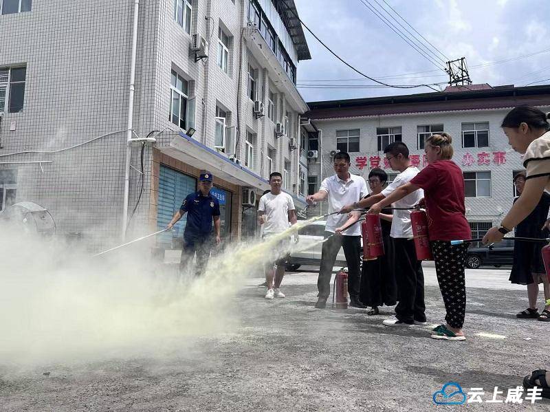 湖北咸丰:深入医疗场所开展培训演练 守护医患平安.docx