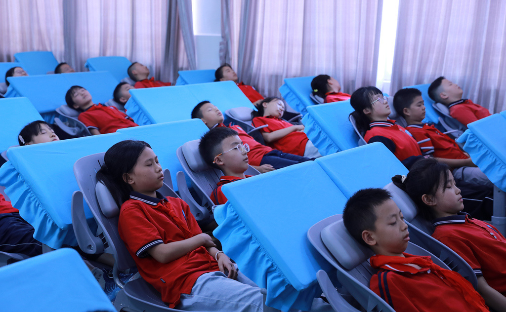 【学习强国】湖北咸丰：告别“趴着睡”！全县推行“躺着睡”午休试点工程
