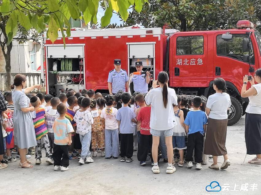 警园携手 安全“童”行