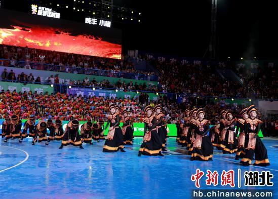 【中新网】客户端｜11地乡音汇聚鄂西小村 “村BA”赛场唱响“中华一家亲”