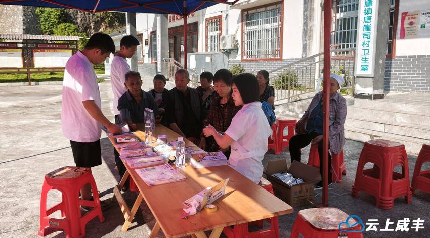 县疾控中心开展“健康体重 理想血压”宣传活动