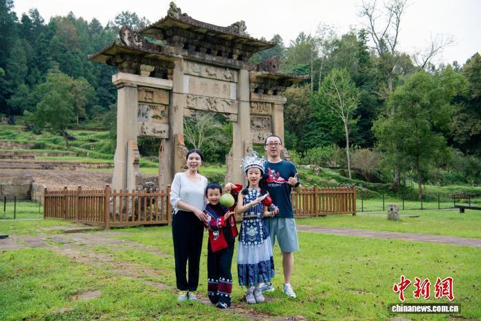 【学习强国】湖北咸丰世遗地兴起“国潮旅拍”
