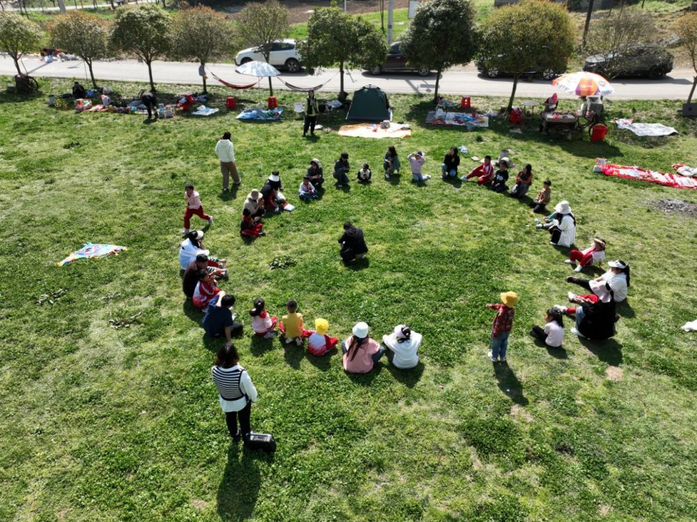 【新华社】客户端丨新华视点丨多地探索设置中小学春秋假，怎么休更合适？