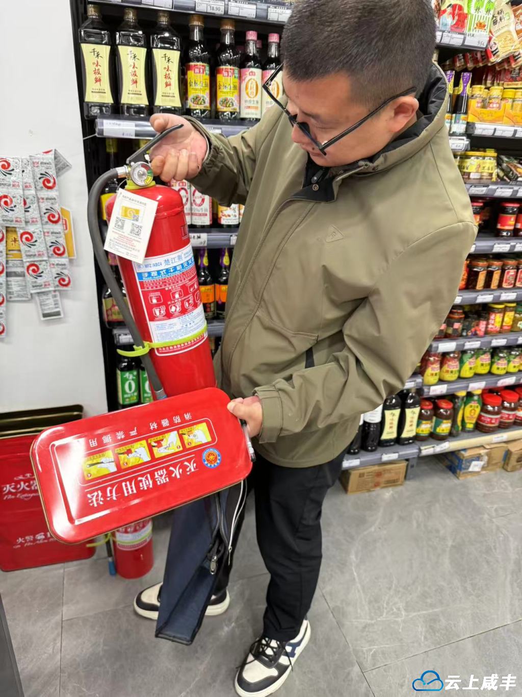 小村开展燃气与消防安全专项检查