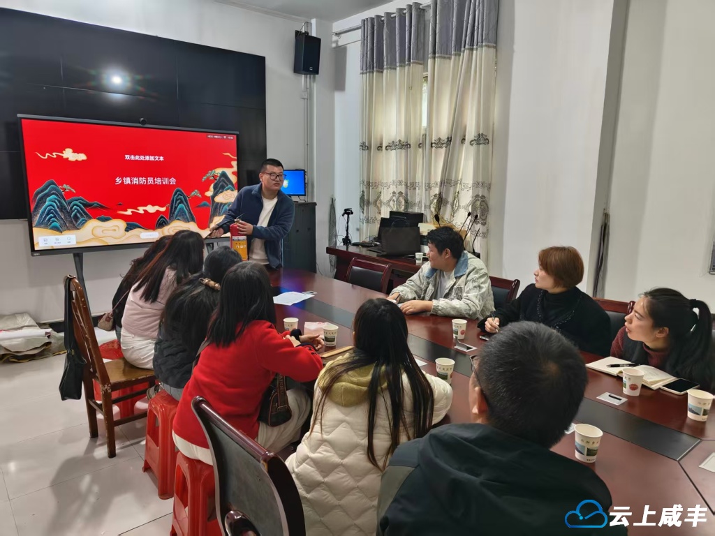 小村12个村（社区）义务消防员学消防知识