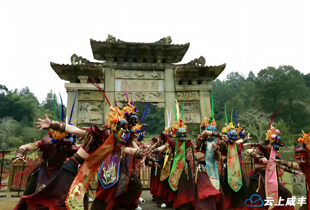 傩舞表演在“荆南雄镇”牌坊前进行4 舒淑摄.jpg