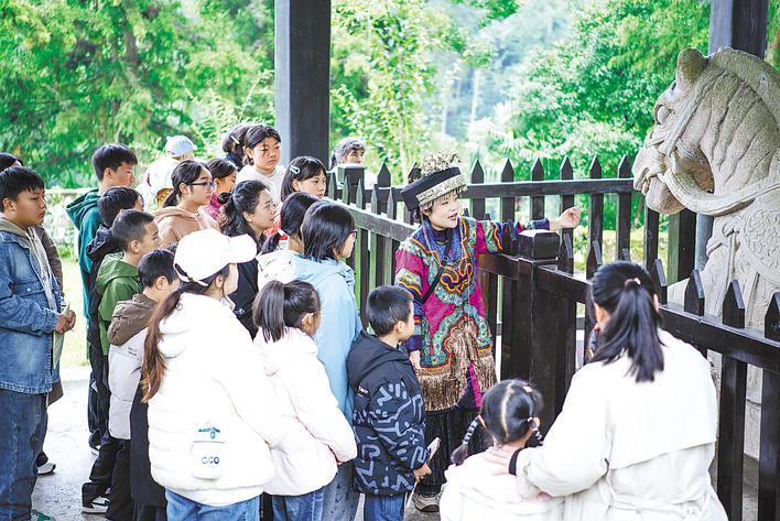 【湖北日报】唐崖土司城址考古发掘系列报告发布 三地签署土司遗址保护利用十年行动计划