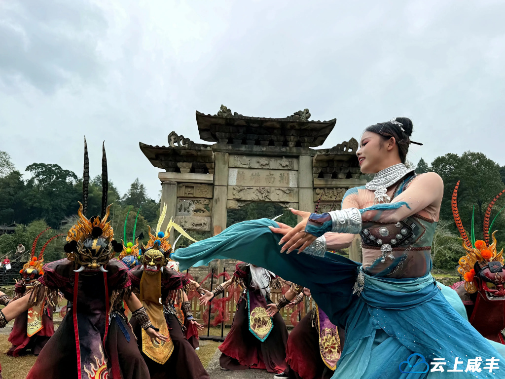 傩舞表演在“荆南雄镇”牌坊前进行5 舒淑摄.jpg