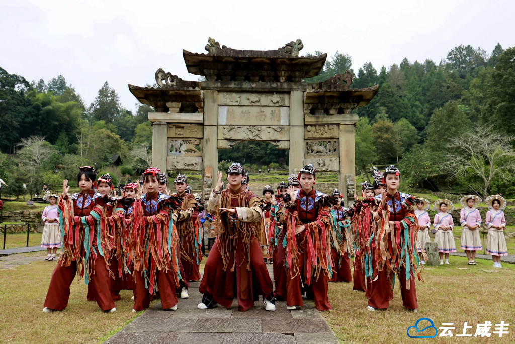 傩舞表演在“荆南雄镇”牌坊前进行 舒淑摄.jpg