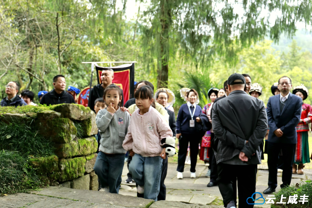 小朋友来到唐崖土司城址参观展览馆 舒淑摄.jpg