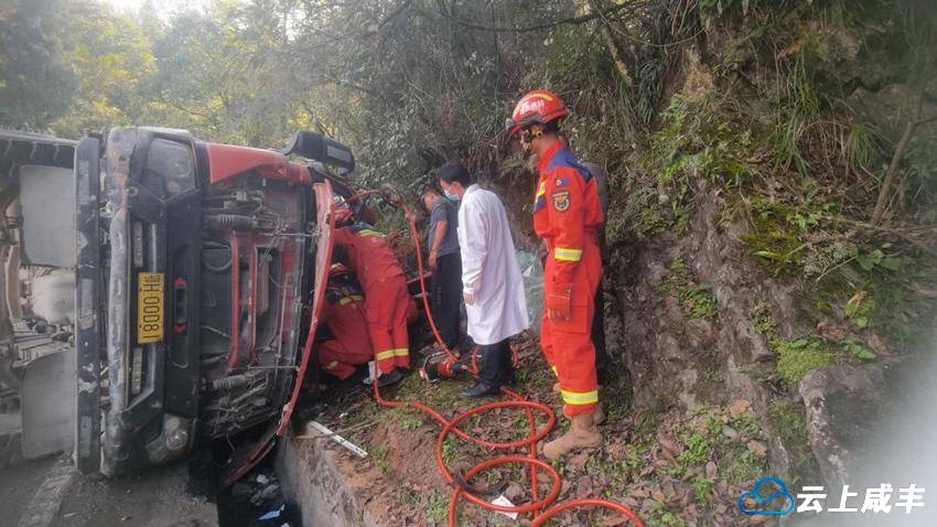 货车侧翻司机被困 消防救援人员紧急营救