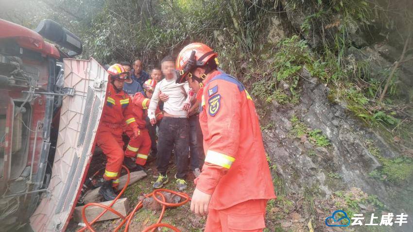 湖北咸丰：货车侧翻司机被困 消防救援人员紧急营救.docx