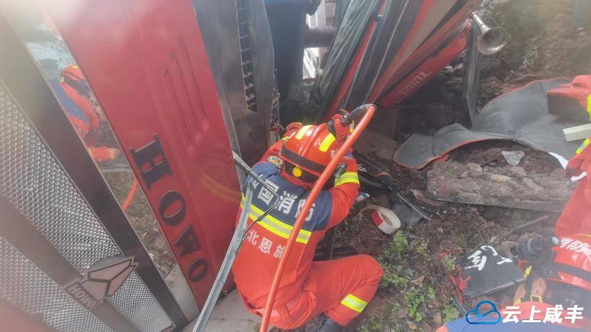 湖北咸丰：货车侧翻司机被困 消防救援人员紧急营救.docx