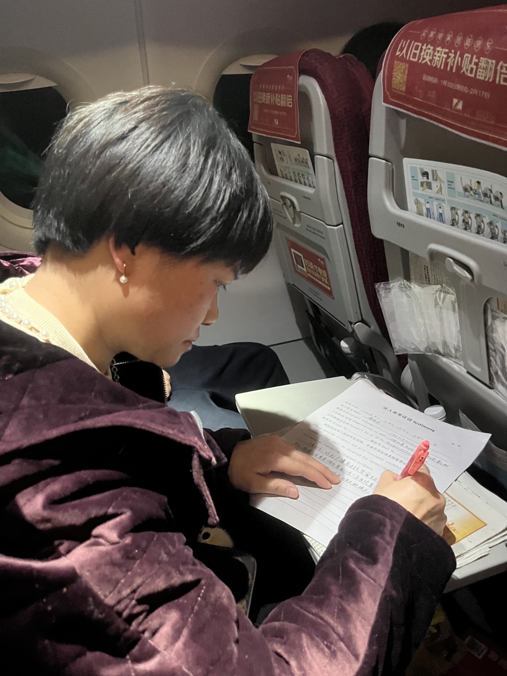 1.曹俊莉正在书写亲笔证词.jpg 1.曹俊莉正在书写亲笔证词.jpg