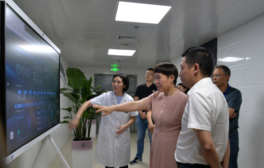 恩施州卫健委党组书记、主任琚兆清调研利川市人民医院数智化病理服务体系建设工作