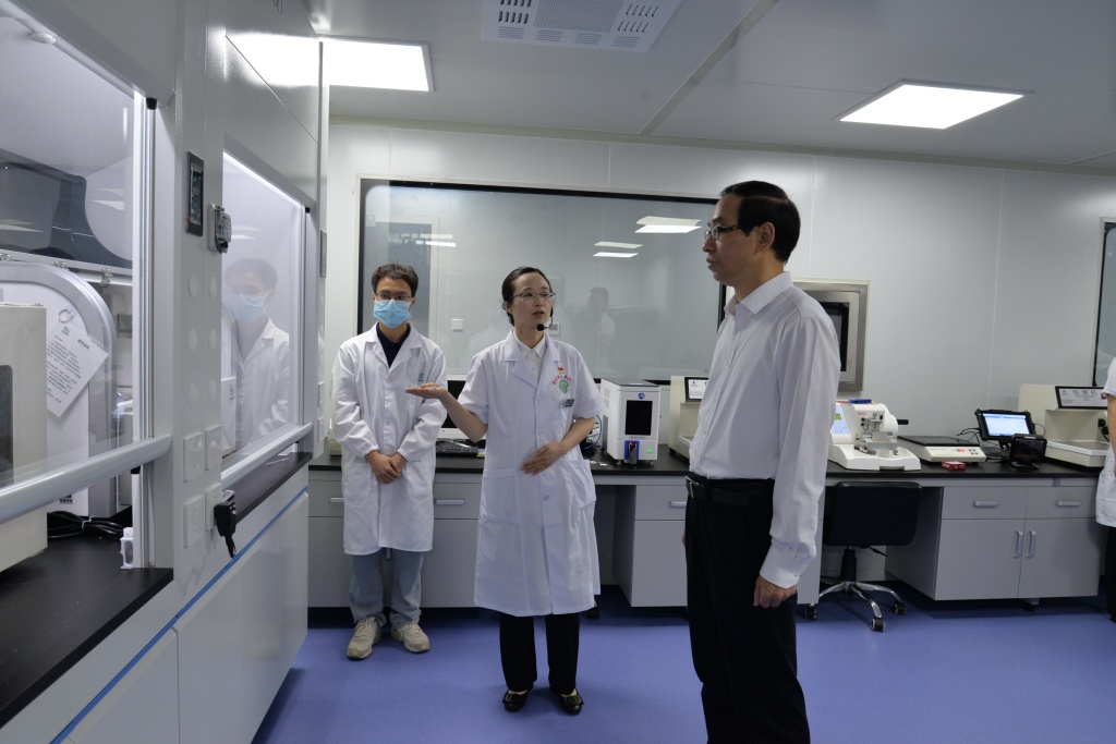 陈红辉来恩施州调研数智化病理服务体系建设试点工作