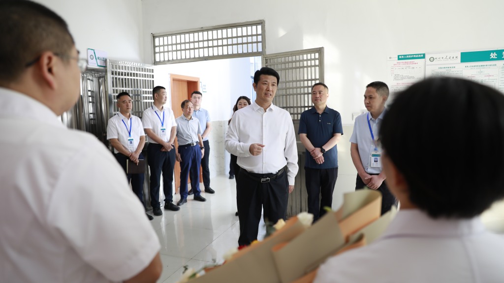 刘智勇到利川市人民医院开展“中国医师节”慰问活动