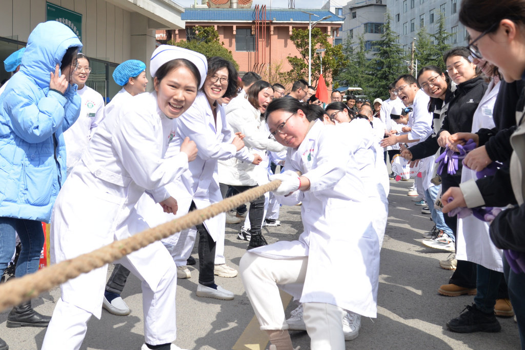 利川市人民医院举办庆祝“三八”国际妇女节职工拔河比赛
