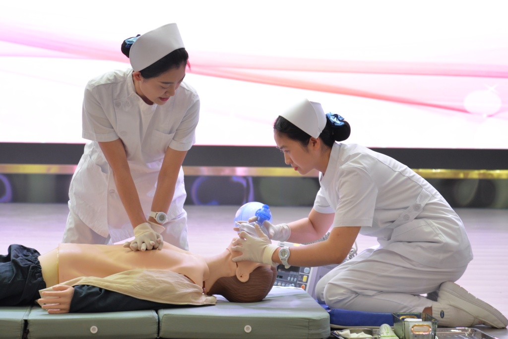利川市人民医院举办2025年“5·12”国际护士节护理技能操作决赛及表扬活动
