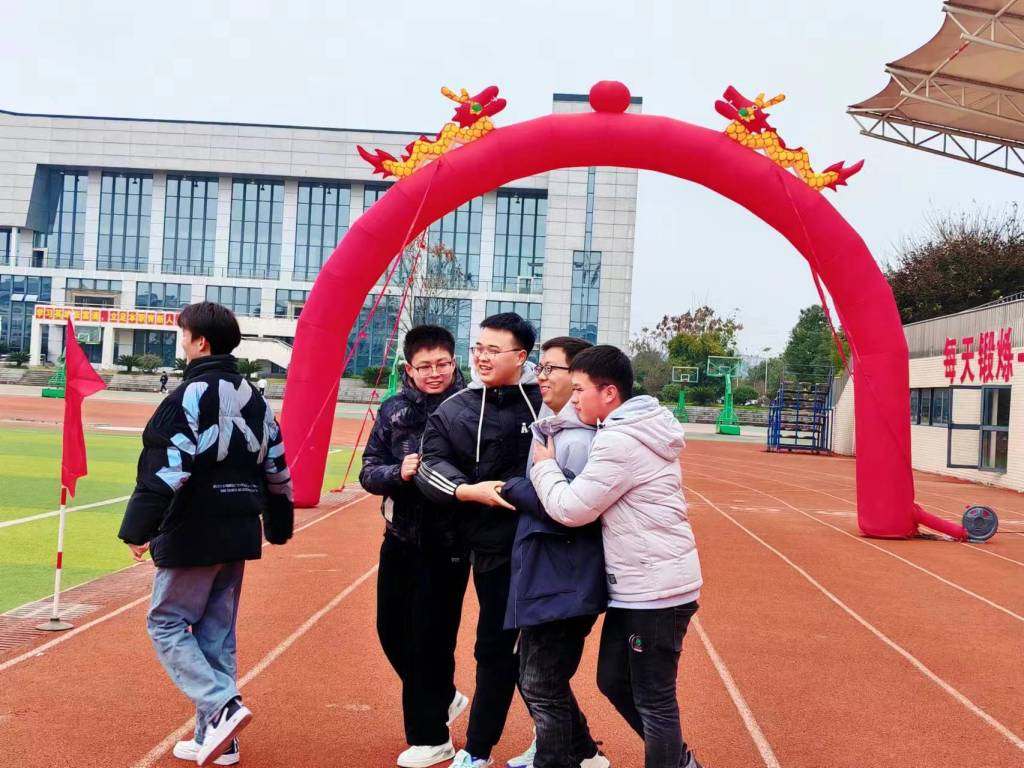 拥抱教师2.jpg 拥抱教师2.jpg