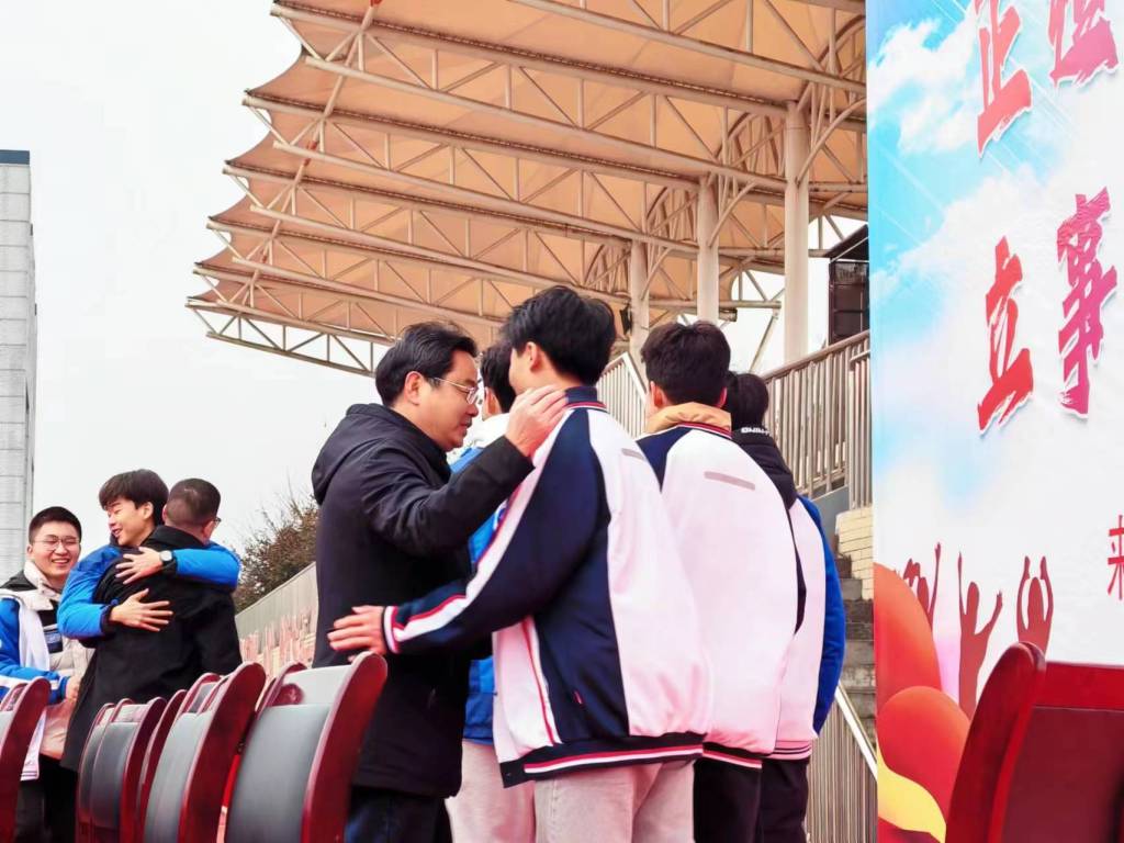 拥抱周校长1.jpg 拥抱周校长1.jpg