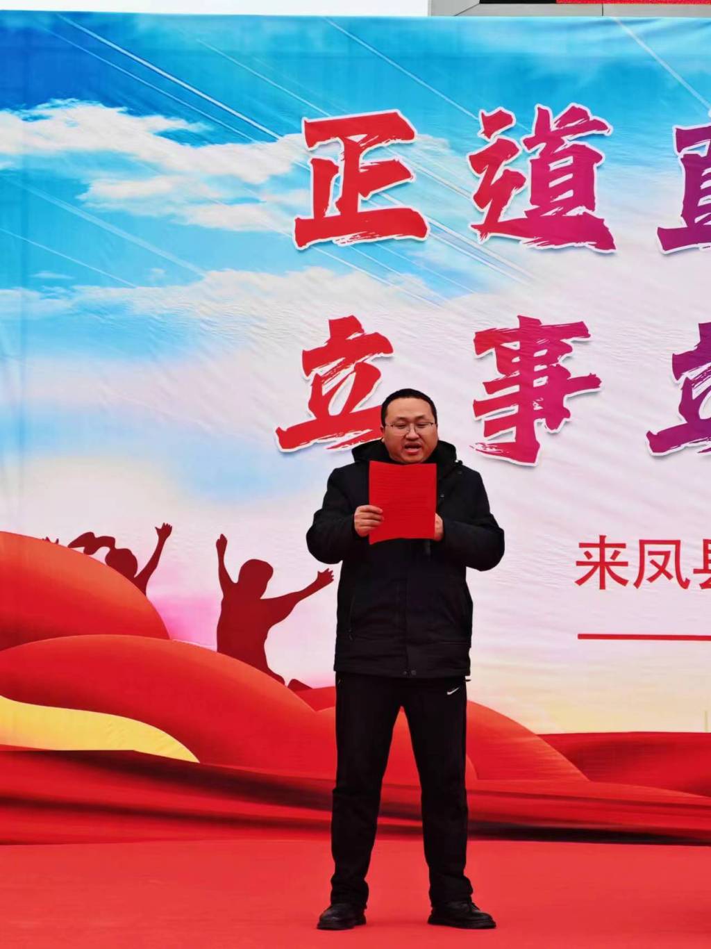 年级组领导万主任发言.jpg 年级组领导万主任发言.jpg