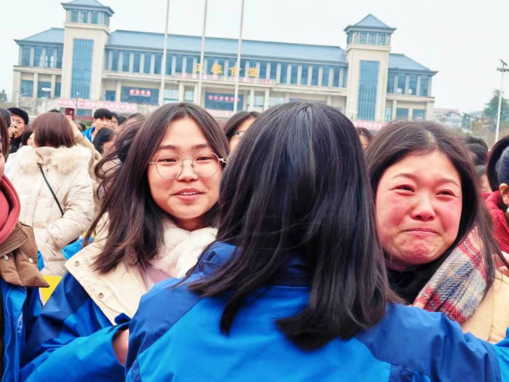 拥抱家长.jpg 拥抱家长.jpg